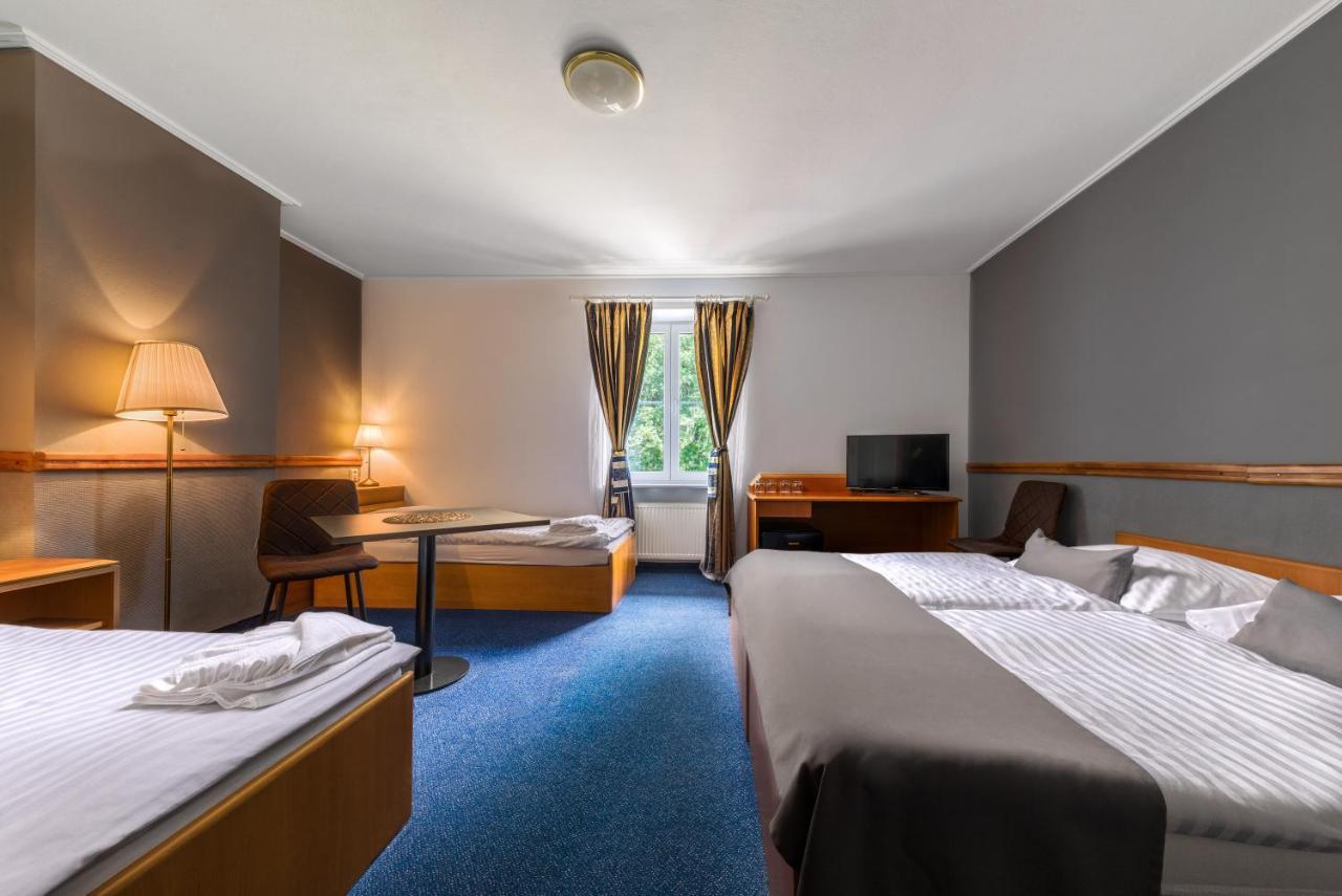 Prague Hotel Carl Inn Restaurant & Free Parking Dış mekan fotoğraf